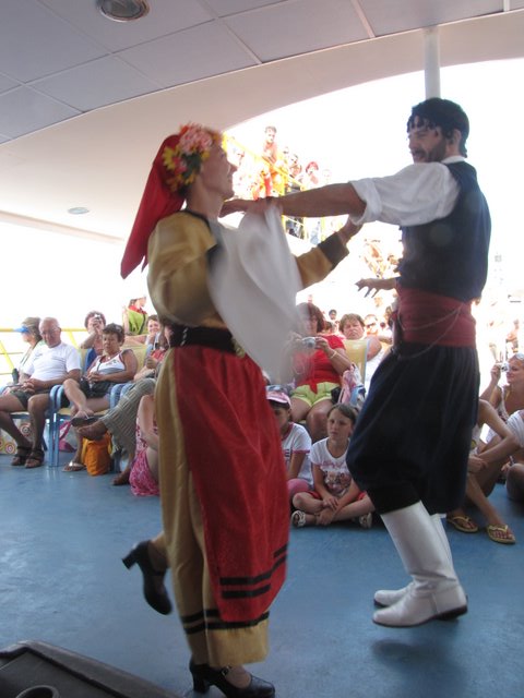 2009-08-21 14-57 tance greckie w rejsie powrotnym.jpg